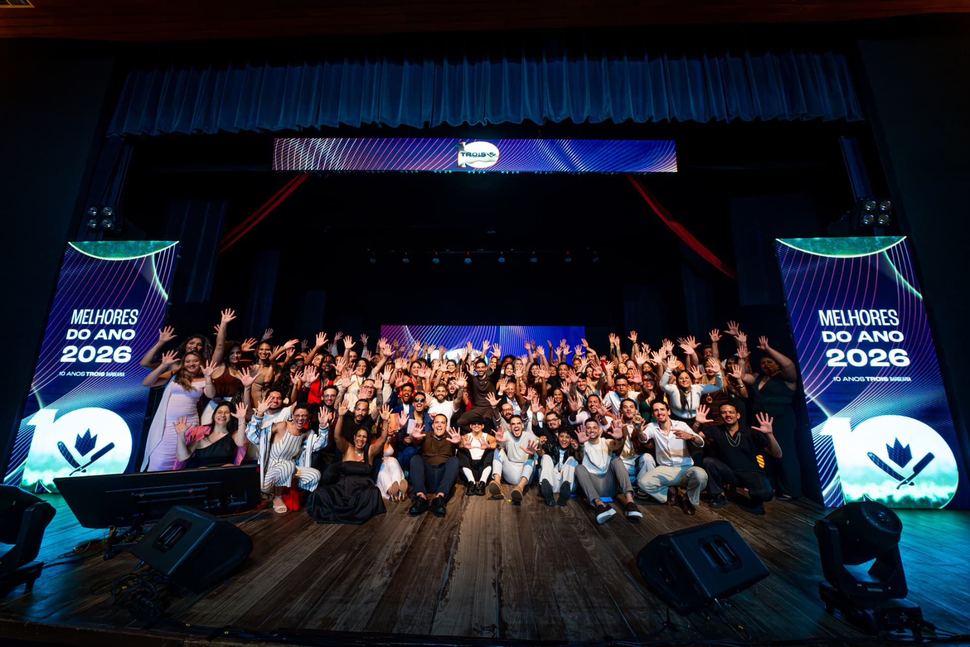 Equipe TROIS reunida no palco do evento Melhores do Ano